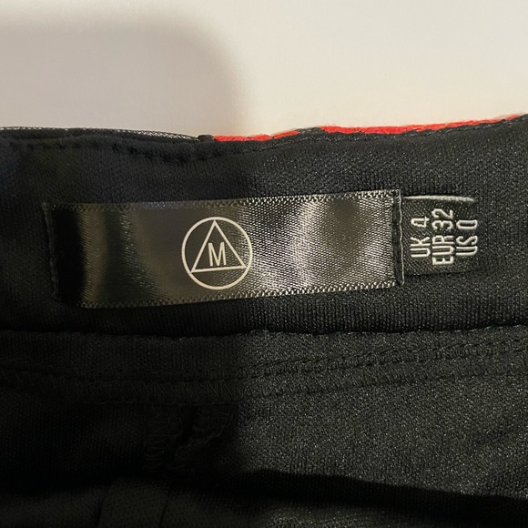 Missguided. Rose Embroidered Mini Skirt. Womens. Size 0. Black with Red Roses. - Picture 5 of 9